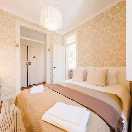 Scenic 4br With River Views Alfama Location