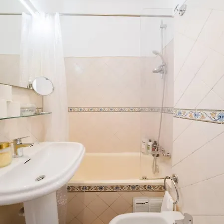Scenic 4br With River Views Alfama Location
