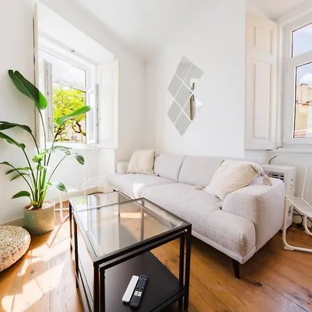 Scenic 4br With River Views Alfama Location