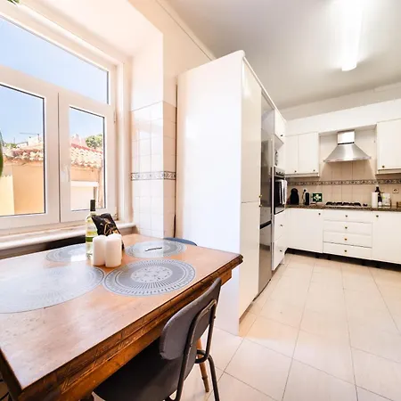 Scenic 4br With River Views Alfama Location